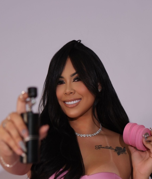 Kathleen Mary com produtos de bronzeamento